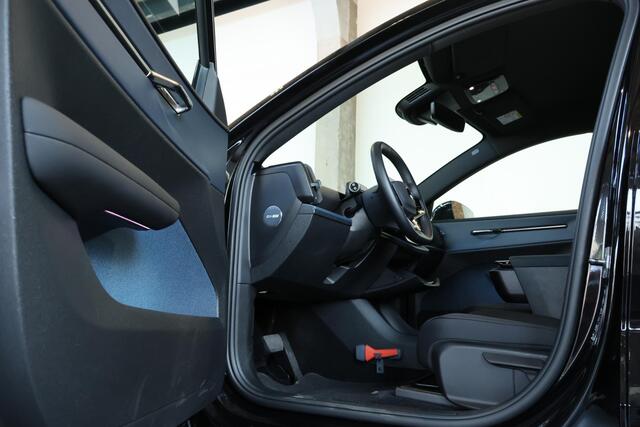 Volvo EX30 Single Motor Extended Range Plus 69 kWh | Elektrisch verstelbare en verwarmbare voorstoelen | Adaptieve cruise control | Keyless | Warmtepomp | Verwarmbaar stuurwiel | Google Infotainment | Parkeercamera | Parkeersensoren voor + achter