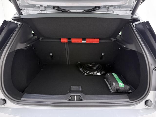 Volvo EX30 Cross Country P5 Long Range Plus Europa 69 kWh / Direct leverbaar / Elektrische stoelen / Getint glas / Stoel&stuurverwarming.