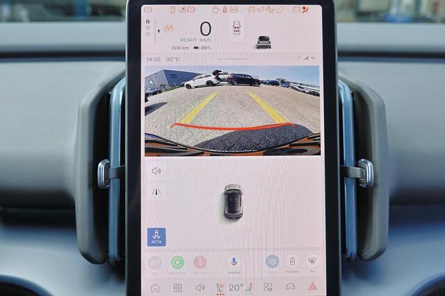 Volvo EX30 P5 Long Range Plus Europa - Black Edition - Adaptive Cruise Control - Harman/Kardon audio - Parkeercamera achter - Elektrisch bedienbare voorstoelen - Verwarmde voorstoelen & stuur - Parkeersensoren voor & achter - Draadloze tel. lader - 20' LMV