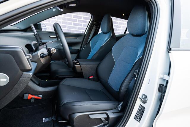 Volvo EX30 Single Motor Extended Range Plus 69 kWh | SOH 95% | Stoel en Stuurverwarming | Adaptieve Cruise Control | BLIS | DAB+ | Keyless Entry | Parkeercamera |