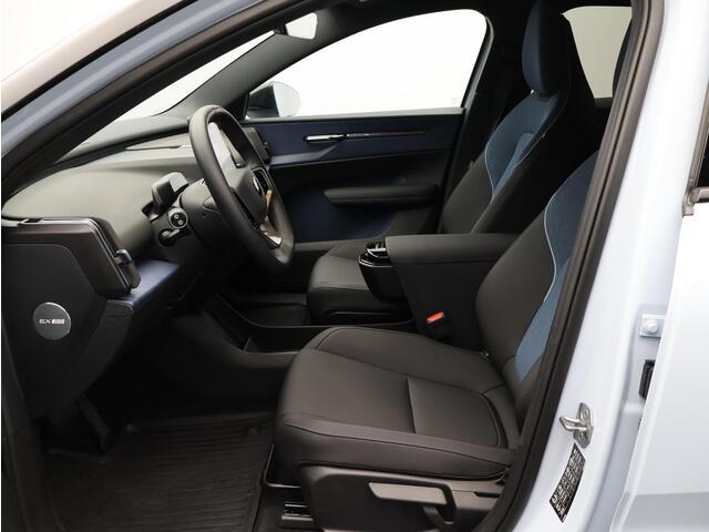 Volvo EX30 Single Motor Extended Range Plus 69 kWh / Stoel+Stuurverwarming / Getint Glas / Harman Kardon / Adaptive Cruise / BLIS / Keyless /