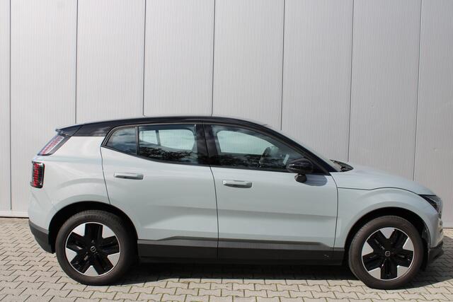 Volvo EX30 P5 Long Range Plus Europa 69 kWh | Elektrisch verstelbare voorstoelen | Zwart dak | Stoelverwarming