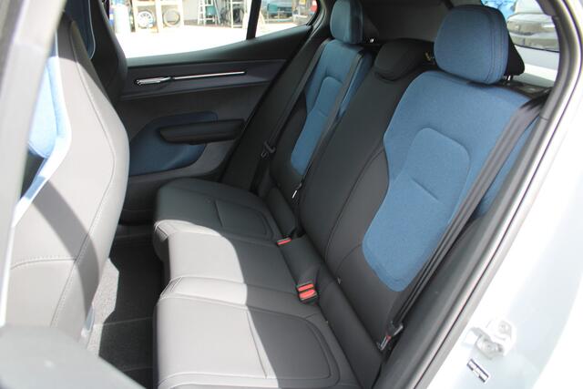 Volvo EX30 P5 Long Range Plus Europa 69 kWh | Elektrisch verstelbare voorstoelen | Zwart dak | Stoelverwarming