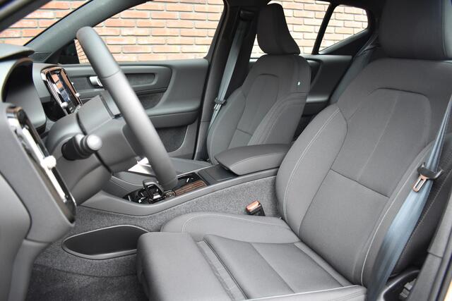 Volvo EX40 252PK Extended Range Plus 82 kWh | Trekhaak | Climate Pack | ¤ 7557 Demo voordeel |