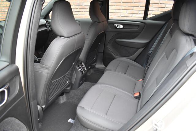 Volvo EX40 252PK Extended Range Plus 82 kWh | Trekhaak | Climate Pack | ¤ 7557 Demo voordeel |