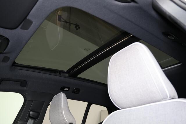 Volvo EX40 Performance Ultra 82 kWh - Panorama/schuifdak - IntelliSafe Assist & Surround - 360º Camera - Harman/Kardon audio - Verwarmde voorstoelen, stuur & achterbank - Parkeersensoren voor & achter - Elektr. bedienb. voorstoelen met geheugen links - Draadloze tel