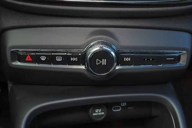 Volvo EX40 Performance Ultra 82 kWh - Panorama/schuifdak - IntelliSafe Assist & Surround - 360º Camera - Harman/Kardon audio - Verwarmde voorstoelen, stuur & achterbank - Parkeersensoren voor & achter - Elektr. bedienb. voorstoelen met geheugen links - Draadloze tel