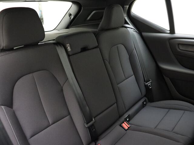Volvo EX40 Extended Range Plus 82 kWh / DEMO / Trekhaak / Camera / ACC / Blis /Stoelverwarming/ All seasons / Warmtepomp
