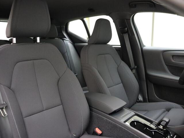 Volvo EX40 Extended Range Plus 82 kWh / DEMO / Trekhaak / Camera / ACC / Blis /Stoelverwarming/ All seasons / Warmtepomp