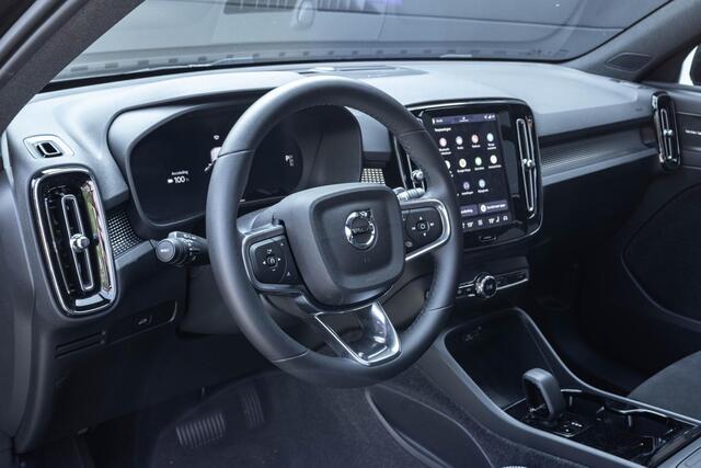 Volvo EX40 Single Motor Extended Range Ultra Black Ed. 82 kWh |Warmtepomp| Adaptieve Cruise Control| Blind spot| Semi Elektrische trekhaak | Panoramadak| Premium Audio| Interieur Voorverwarming.