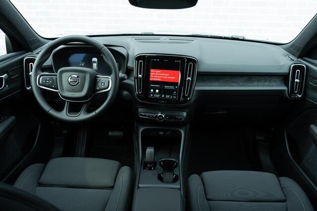 Volvo EX40 Black Edition Plus Extended Range | Op voorraad | Warmtepomp | 20" | Donker glas | Premium Audio