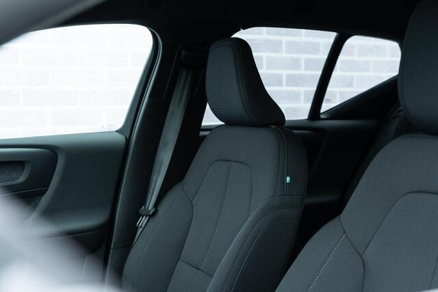 Volvo EX40 Black Edition Plus Extended Range | Op voorraad | Warmtepomp | 20" | Donker glas | Premium Audio