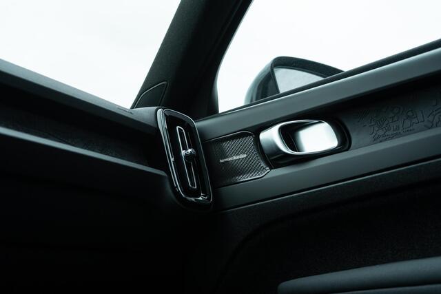 Volvo EX40 Black Edition Plus Extended Range | Op voorraad | Warmtepomp | 20" | Donker glas | Premium Audio