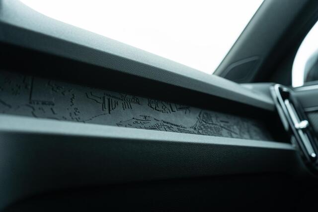 Volvo EX40 Black Edition Plus Extended Range | Op voorraad | Warmtepomp | 20" | Donker glas | Premium Audio