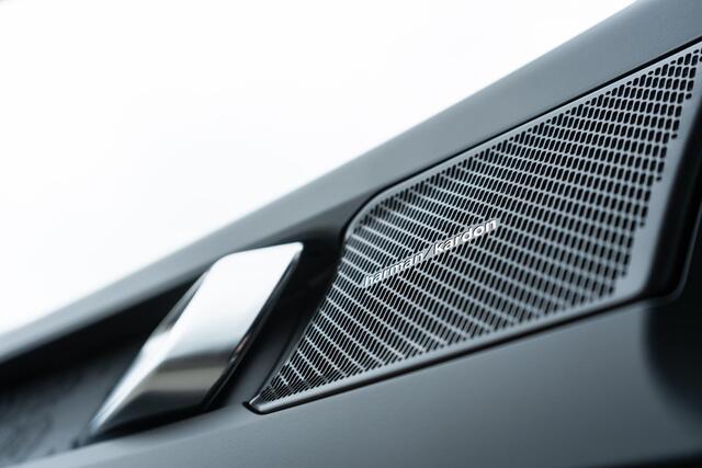 Volvo EX40 Black Edition Plus Extended Range | Op voorraad | Warmtepomp | 20" | Donker glas | Premium Audio