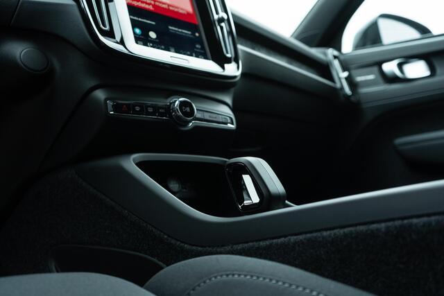 Volvo EX40 Black Edition Plus Extended Range | Op voorraad | Warmtepomp | 20" | Donker glas | Premium Audio