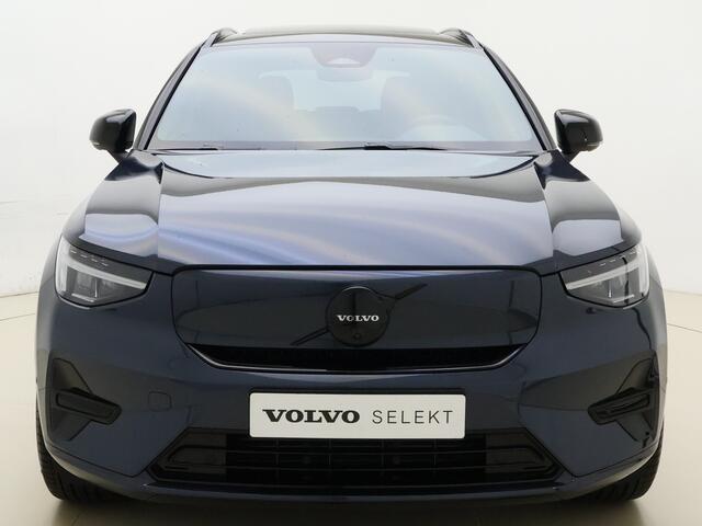 Volvo EX40 Extended Range Ultra Black Edition / Bumperdelen in exterieurkleur / Verlaagd / Zijprofielen / Dakspoiler / Harman en Kardon audio / Panorama dak / Stoel/- en stuurverarming /