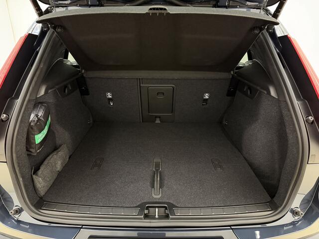 Volvo EX40 Extended Range Ultra Black Edition / Bumperdelen in exterieurkleur / Verlaagd / Zijprofielen / Dakspoiler / Harman en Kardon audio / Panorama dak / Stoel/- en stuurverarming /