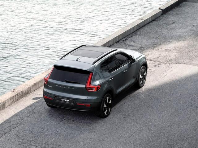 Volvo EX40 Single Motor Extended Range Plus Uit voorraad leverbaar / 17% bijtelling 2025 / Panoramadak / Microtech Nubuck bekleding / Privacy Glass / All seasonbanden