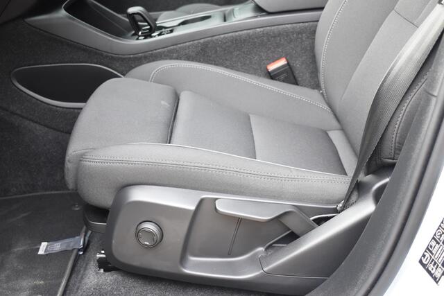 Volvo EX40 252PK Single Motor Extended Range Plus 82 kWh Navigatie / Camera / Adaptive Cruise control / Stuur & Stoelverwarming / Trekhaak / Elektr. achterklep / 19" LM Velgen