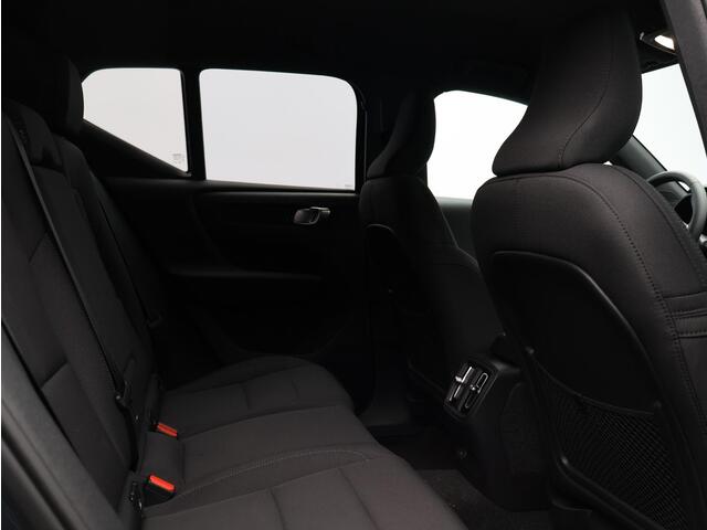 Volvo EX40 Single Motor Extended Range Plus 82 kWh / Harman Kardon / Stoel+Stuurverwarming / Adaptive Cruise / BLIS / Keyless / Getint Glas / All-Seasonbanden /