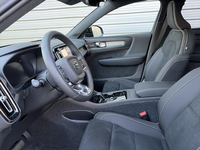 Volvo EX40 Single Motor Extended Range Ultra Black Ed. 82 kWh / panoramadak / Rondomzichtcamera / Harman/Kardon / Stuur- en stoelverwarming /