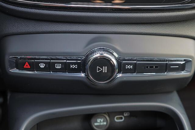 Volvo EX40 Performance Ultra 82 kWh - Panorama/schuifdak - IntelliSafe Assist & Surround - 360º Camera - Harman/Kardon audio - Verwarmde voorstoelen, stuur & achterbank - Parkeersensoren voor & achter - Elektr. bedienb. voorstoelen met geheugen links - Draadloze tel