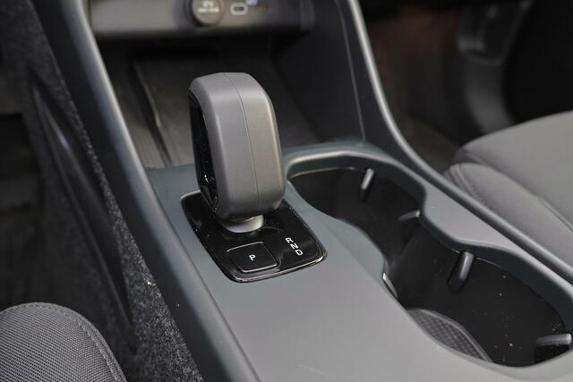 Volvo EX40 Performance Ultra 82 kWh - Panorama/schuifdak - IntelliSafe Assist & Surround - 360º Camera - Harman/Kardon audio - Verwarmde voorstoelen, stuur & achterbank - Parkeersensoren voor & achter - Elektr. bedienb. voorstoelen met geheugen links - Draadloze tel