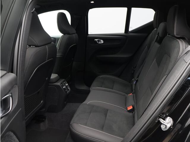 Volvo EX40 Single Motor Extended Range Ultra 82 kWh / Trekhaak / Panoramadak / 360 Camera / Harman Kardon / Nubuck Bekleding / Getint Glas / Elektrische Stoelen / All-Seasons /
