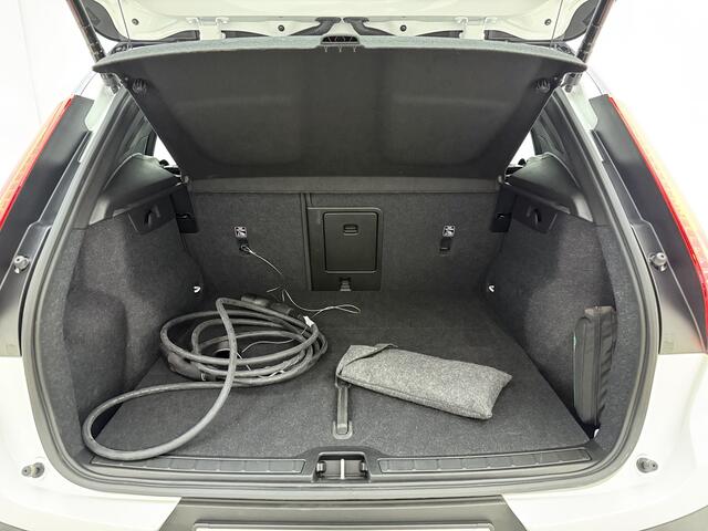 Volvo EX40 Extended Range Ultra / Panoramadak / Harman&Kardon Audio / Elektr. Stoelen / 360 Camera / 19'' / ACC / BLIS / Keyless / Stoel + Stuurw. Verwarming /