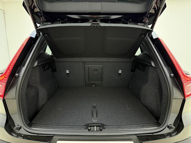 Volvo EX40 Extended Range Plus Black Edition / Pixel Koplampen / 360 Camera / 20'' / Nubuck / Harman&Kardon Audio / Getint Glas / ACC / BLIS / Stoel + Stuurw. Verwarming /