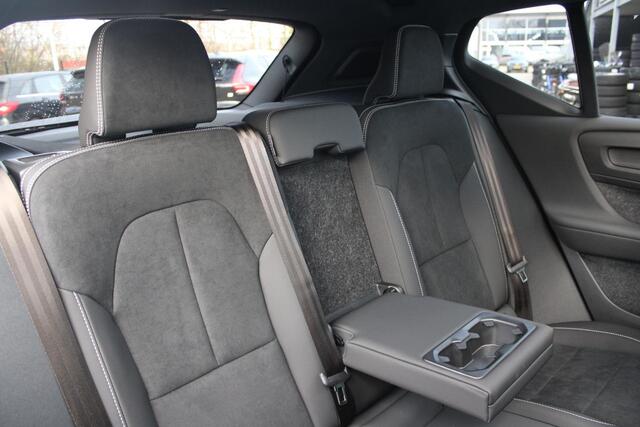 Volvo EX40 Single Motor Extended Range Ultra Black Edition | Demo Deal | Elektrisch verstelbare voorstoelen | Elektrisch schuif-/kanteldak | 360 graden camera | 19 inch Lichtmetalen velgen | Verwarmbare voorstoelen en stuurwiel | Warmtepomp | Harman Kardon Premium S