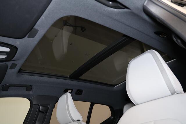 Volvo EX40 Extended Range Ultra 82 kWh - Panorama/schuifdak - IntelliSafe Assist & Surround - 360º Camera - Harman/Kardon audio - Verwarmde voorstoelen & stuur - Parkeersensoren voor & achter - Elektr. bedienb. voorstoelen met geheugen links - Draadloze tel. lader -