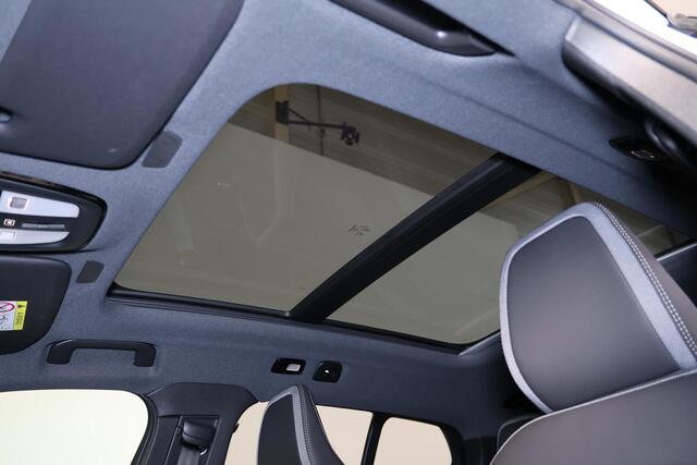 Volvo EX40 Extended Range Ultra 82 kWh - Panorama/schuifdak - IntelliSafe Assist & Surround - 360º Camera - Harman/Kardon audio - Verwarmde voorstoelen & stuur - Parkeersensoren voor & achter - Elektr. bedienb. voorstoelen met geheugen links - Draadloze tel. lader -