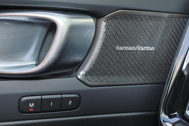 Volvo EX40 Extended Range Ultra 82 kWh - Panorama/schuifdak - IntelliSafe Assist & Surround - 360º Camera - Harman/Kardon audio - Verwarmde voorstoelen & stuur - Parkeersensoren voor & achter - Elektr. bedienb. voorstoelen met geheugen links - Draadloze tel. lader -