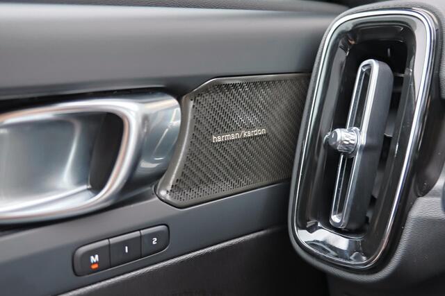 Volvo EX40 Performance Ultra 82 kWh - Panorama/schuifdak - IntelliSafe Assist & Surround - 360º Camera - Harman/Kardon audio - Verwarmde voorstoelen, stuur & achterbank - Parkeersensoren voor & achter - Elektr. bedienb. voorstoelen met geheugen links - Draadloze tel