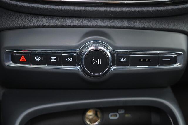 Volvo EX40 Extended Range Ultra 82 kWh - Panorama/schuifdak - IntelliSafe Assist & Surround - 360º Camera - Harman/Kardon audio - Verwarmde voorstoelen & stuur - Parkeersensoren voor & achter - Elektr. bedienb. voorstoelen met geheugen links - Draadloze tel. lader -