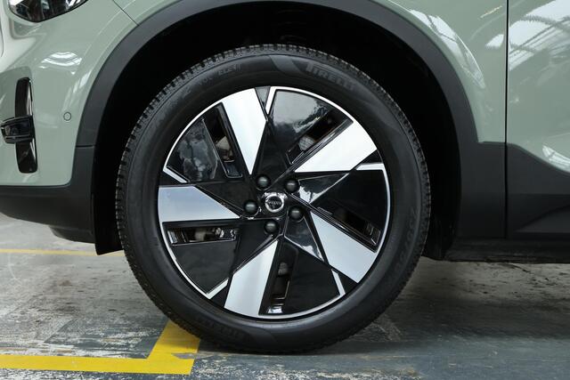 Volvo EX40 Single Motor Extended Range Ultra 82 kWh | Elektrisch Verstelbare Voorstoelen | Schuif/Kantel-Panoramadak | Semi-Elektrische Trekhaak | Harman Kardon Premium Audio | 360º Camera | Google Infotainment | Stoelverwarming