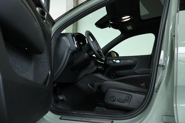 Volvo EX40 Single Motor Extended Range Ultra 82 kWh | Elektrisch Verstelbare Voorstoelen | Schuif/Kantel-Panoramadak | Semi-Elektrische Trekhaak | Harman Kardon Premium Audio | 360º Camera | Google Infotainment | Stoelverwarming