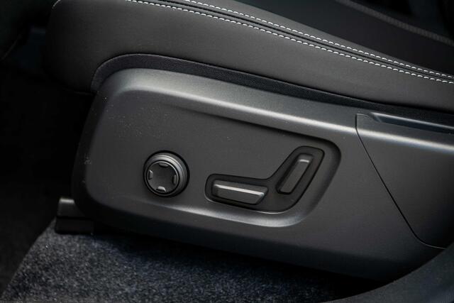 Volvo EX40 Single Motor Extended Range Ultra Black Edition | Europa | Harman Kardon audio | 20" | Schuif-/kanteldak | Getint Glas | Elektrische stoelverstelling | Nubuck bekleding | Adaptive Cruise Control | Dodehoekdetectie |