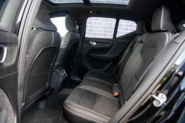 Volvo EX40 Single Motor Extended Range Ultra Black Edition | Europa | Harman Kardon audio | 20" | Schuif-/kanteldak | Getint Glas | Elektrische stoelverstelling | Nubuck bekleding | Adaptive Cruise Control | Dodehoekdetectie |