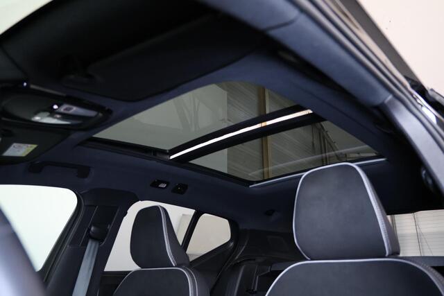 Volvo EX40 Performance Ultra 82 kWh - Panorama/schuifdak - IntelliSafe Assist & Surround - 360º Camera - Harman/Kardon audio - Verwarmde voorstoelen, stuur & achterbank - Parkeersensoren voor & achter - Elektr. bedienb. voorstoelen met geheugen links - Draadloze tel