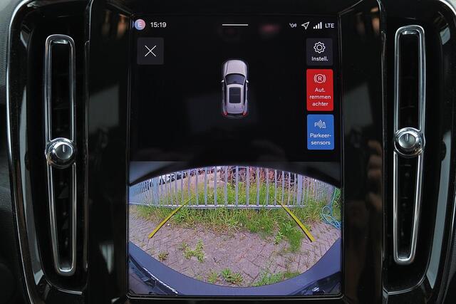 Volvo EX40 Extended Range Plus 82 kWh - IntelliSafe Assist & Surround - Harman/Kardon audio - Parkeercamera achter - Verwarmde voorstoelen & stuur - Parkeersensoren voor & achter - Draadloze tel. lader - Inklapbare trekhaak - 19' LMV
