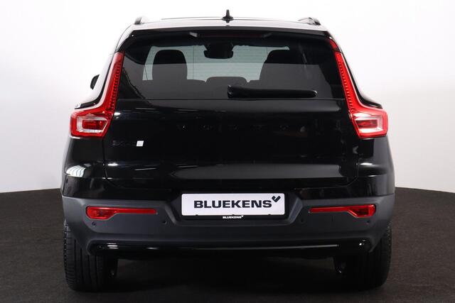 Volvo EX40 Twin Performance Ultra Black Edition - Panorama/schuifdak - IntelliSafe Assist & Surround - 360º Camera - Harman/Kardon audio - Verwarmde voorstoelen, stuur & achterbank - Parkeersensoren voor & achter - Elektr. bedienb. voorstoelen met geheugen links - D