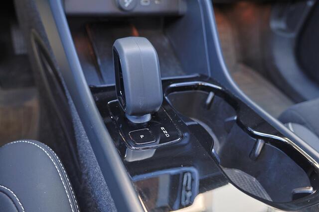 Volvo EX40 Twin Performance Ultra Black Edition - Panorama/schuifdak - IntelliSafe Assist & Surround - 360º Camera - Harman/Kardon audio - Verwarmde voorstoelen, stuur & achterbank - Parkeersensoren voor & achter - Elektr. bedienb. voorstoelen met geheugen links - D