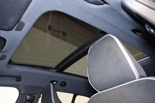 Volvo EX40 Performance Ultra Black Edition 82 kWh - Panorama/schuifdak - IntelliSafe Assist & Surround - 360º Camera - Harman/Kardon audio - Verwarmde voorstoelen, stuur & achterbank - Parkeersensoren voor & achter - Elektr. bedienb. voorstoelen met geheugen links -