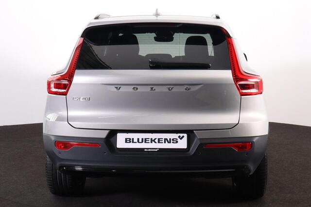 Volvo EX40 Extended Range Plus 82 kWh - IntelliSafe Assist & Surround - 360º Camera - Verwarmde voorstoelen, stuur & achterbank - Parkeersensoren voor & achter - Elektr. bedienb. bestuurdersstoel met geheugen - Draadloze tel. lader - Warmtepomp - Extra getint glas -