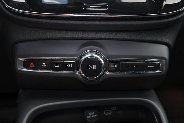 Volvo EX40 Extended Range Plus 82 kWh - IntelliSafe Assist & Surround - 360º Camera - Verwarmde voorstoelen, stuur & achterbank - Parkeersensoren voor & achter - Elektr. bedienb. bestuurdersstoel met geheugen - Draadloze tel. lader - Warmtepomp - Extra getint glas -