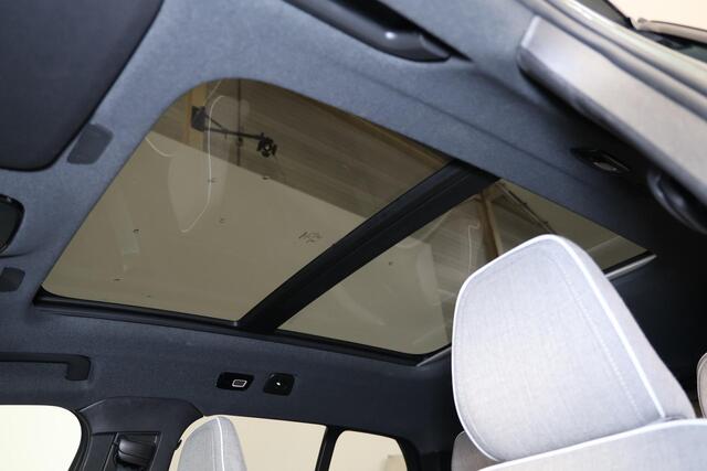 Volvo EX40 Performance Ultra 82 kWh - Panorama/schuifdak - IntelliSafe Assist & Surround - 360º Camera - Harman/Kardon audio - Adaptieve LED koplampen - Verwarmde voorstoelen, stuur & achterbank - Parkeersensoren voor & achter - Elektr. bedienb. voorstoelen met gehe