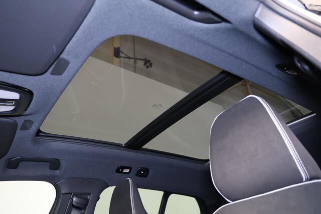 Volvo EX40 Extended Range Ultra 82 kWh - Panorama/schuifdak - IntelliSafe Assist & Surround - 360º Camera - Harman/Kardon audio - Adaptieve LED koplampen - Verwarmde voorstoelen, stuur & achterbank - Parkeersensoren voor & achter - Elektr. bedienb. voorstoelen met g